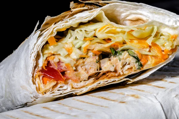 Gölgeli shawarma. Tavuk etinden, domateslerden, salatalıklı pide ekmeğinden yapılan doğu yemekleri. Helal, yemek..