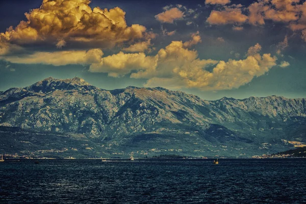 Felejthetetlen Kilátás Tengerből Gyönyörű Hegyekben Montenegró Vidám Naplemente Földközi Tengeren — Stock Fotó