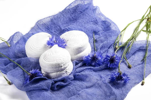 Zephyr Marshmallow Bianco Russo Vicino Con Fiordaliso Tovagliolo Blu Fosforo — Foto Stock