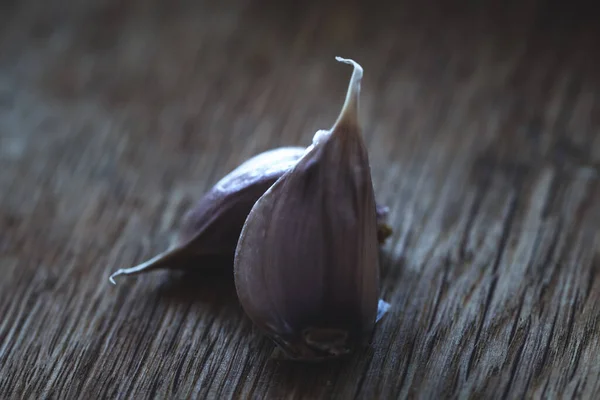 Taze sarımsak. Siyah arka planda sarımsak ampulleri. Kapatın. Seçici odak.