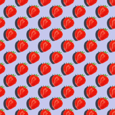 Açık mavi arkaplanlı sulu kırmızı yaz çileği kusursuz desen çizimi. Tekstil, duvar kâğıdı, ambalaj kağıdı için iyi. hediye kartları.