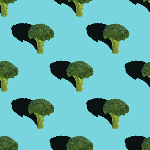 Turkuaz arka planda gölgeli brokoli. Sebze deseni, vejetaryen organik sağlıklı yiyecekler. — Stok fotoğraf