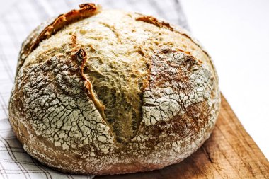 Taze fırınlanmış ekmek. Peçeteye ekşi ekmek. Kapatın. Seçici odak.