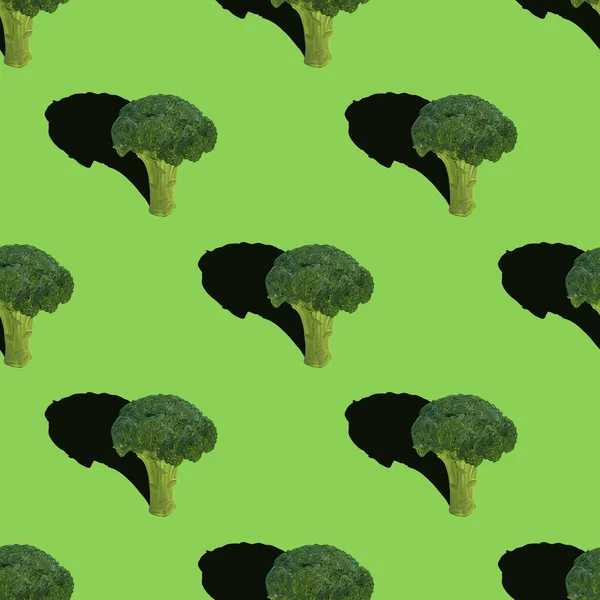 Broccoli Med Skugga Rita Grön Bakgrund Ett Mönster Grönsaker Vegetarisk — Stockfoto