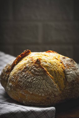 Taze fırınlanmış ekmek. Peçeteye ekşi ekmek. Kapatın. Seçici odak.