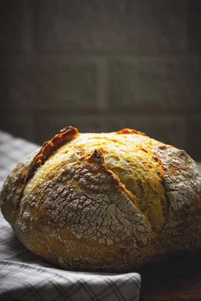 Taze fırınlanmış ekmek. Peçeteye ekşi ekmek. Kapatın. Seçici odak.