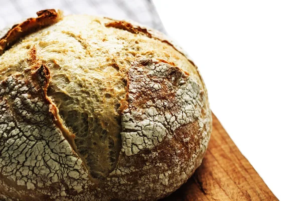 Taze fırınlanmış ekmek. Peçeteye ekşi ekmek. Kapatın. Seçici odak.