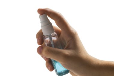 Beyazın üzerinde el dezenfektanı tutan kız. Coronavirus önleme tıbbi antibakteriyel el dezenfektanı el koronavirüsü virüsünü korumak için. Koronavirüs enfeksiyonunu önlemek için hijyen konsepti.