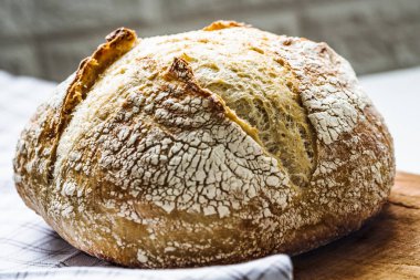 Taze fırınlanmış ekmek. Peçeteye ekşi ekmek. Kapatın. Seçici odak