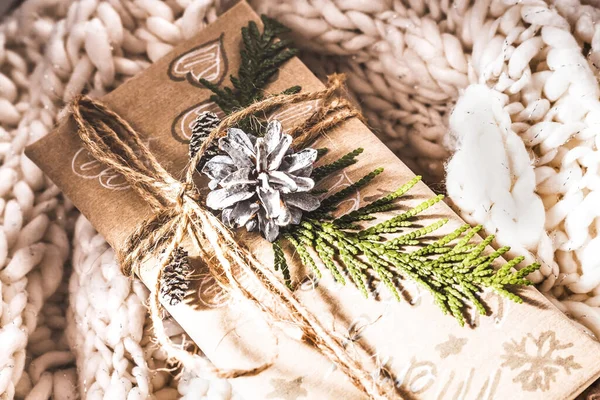 Handgefertigte Vintage Weihnachtsgeschenke Mit Geschenkbox Mit Tannenzapfen Und Zweigen Auf — Stockfoto