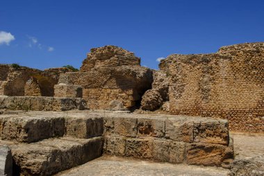 Mavi gökyüzü arka planda parlak yaz güneşi Tunus Carthage