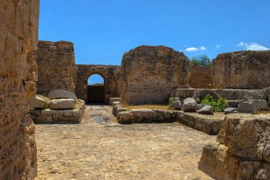 Mavi gökyüzü arka planda parlak yaz güneşi Tunus Carthage