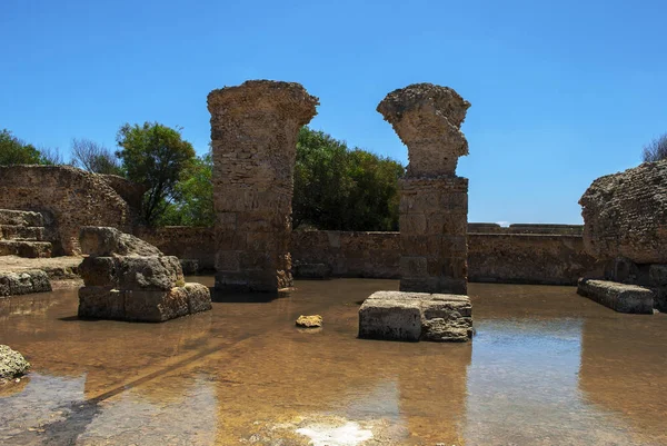 Mavi gökyüzü arka planda parlak yaz güneşi Tunus Carthage sular altında Harabeleri