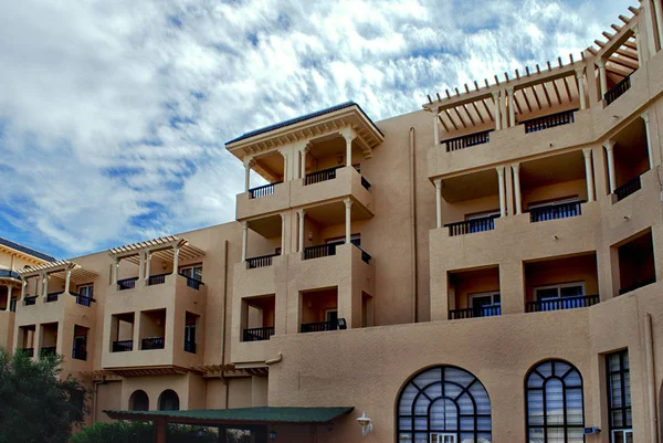 Yaz aylarında mavi gökyüzü arka planda Tunus otel