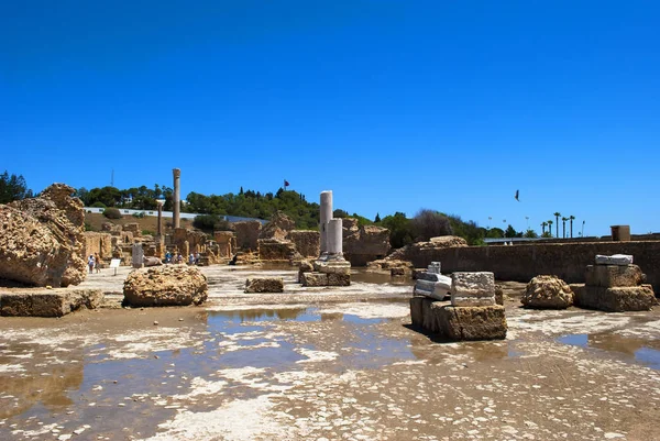 Mavi gökyüzü arka planda parlak yaz güneşi Tunus Carthage