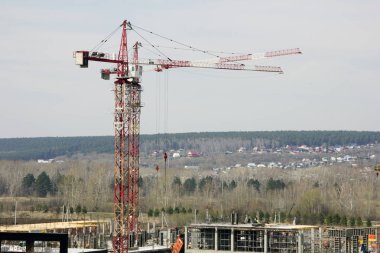 yeni evler inşaatı. ilkbaharda inşaat ekipmanları.