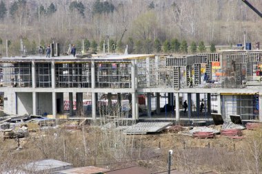 yeni evler inşaatı. ilkbaharda inşaat ekipmanları.