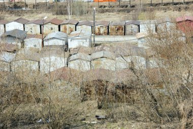 yeni evler inşaatı. ilkbaharda inşaat ekipmanları.