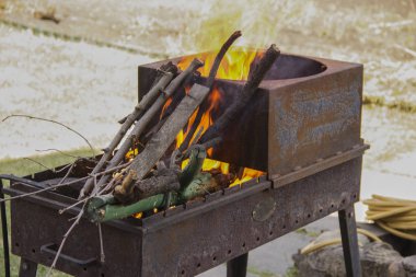 Dallar ızgarada yanıyor. Izgarasındaki ateş. Kömürde pişirme.