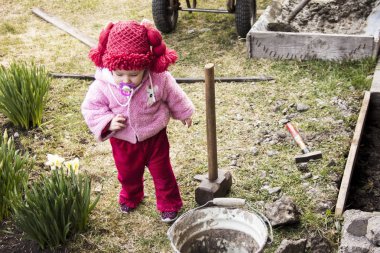 Ağzında meyve suyu olan komik şapkalı bir çocuk.