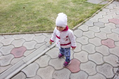 Gülümse küçük kız. Kaldırımda duran kız