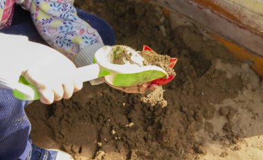 Çocuklar kalıplar ve Bıçaklar ile bir sandbox oynamak. Kumlama figürleri.