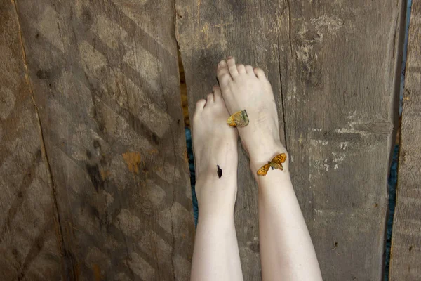 Belas pernas levantadas. As borboletas estão sentadas de pé. Leveza das pernas . — Fotografia de Stock