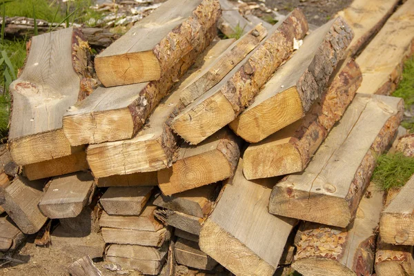 Troncos en un aserradero. árboles de coníferas aserradas apiladas en una pila. Caza furtiva. Troncos para construir una casa. Bosques — Foto de Stock