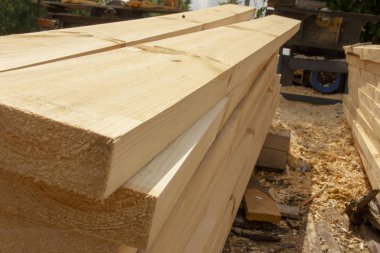 bir kereste fabrikasında işlenmiş panoları. Bir ahşap işleme tesisinde pürüzsüz, açık, cilalı panoları.