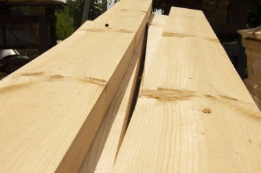 bir kereste fabrikasında işlenmiş panoları. Bir ahşap işleme tesisinde pürüzsüz, açık, cilalı panoları.