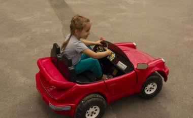 çocuk bebek arabasına biniyor. Parkta çocuk için eğlenceli.