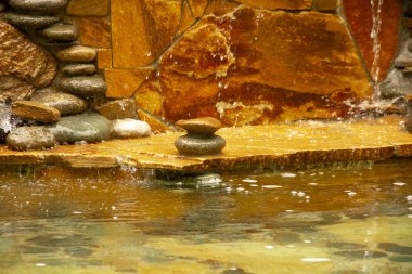 yapay şelale. bahçe ve park dekorasyonu. Su düşüyor. Taşlarda su atıyor.