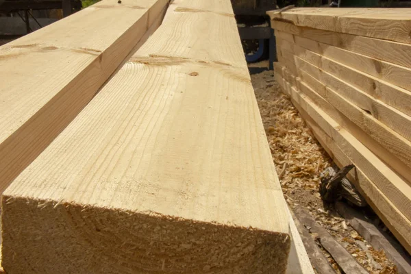 Planches transformées dans une scierie. Planches lisses, tournées et polies dans une usine de transformation du bois . — Photo