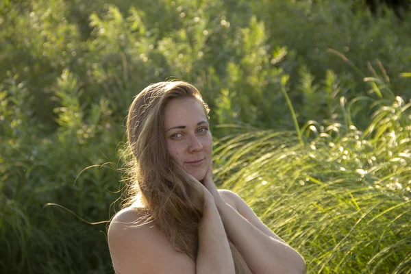 Belle, jeune fille marchant le long de la rivière, la fille est vêtue d'un maillot de bain. Autour de l'herbe, cailloux, soleil, fille heureuse — Photo