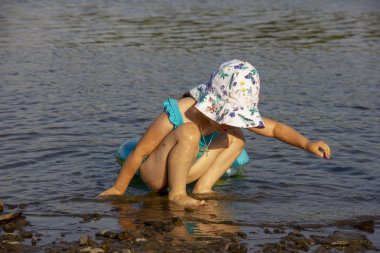 panama küçük bir kız ve bir mayo nehirde suda banyo