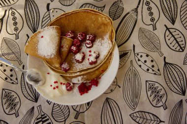 ahududu ile bir tabakta krep ve pudra şekeri serpilir. Tatil - Shrovetide. yuvarlak tedavi