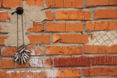 Kurutmak için mandallar duvara çivilenmiş bir ipe asılı.