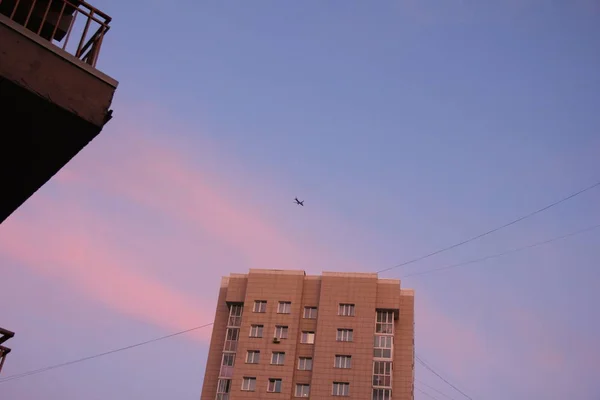 Repülőgép repül a reggeli égbolton alacsony magasságban — Stock Fotó