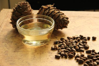 çam fıstığı ve uçucu yağ şişe