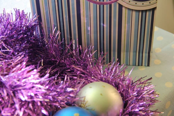 Χριστουγεννιάτικα στολίδια και παιχνίδια χριστουγεννιάτικο δέντρο σε μπλε φόντο — Φωτογραφία Αρχείου