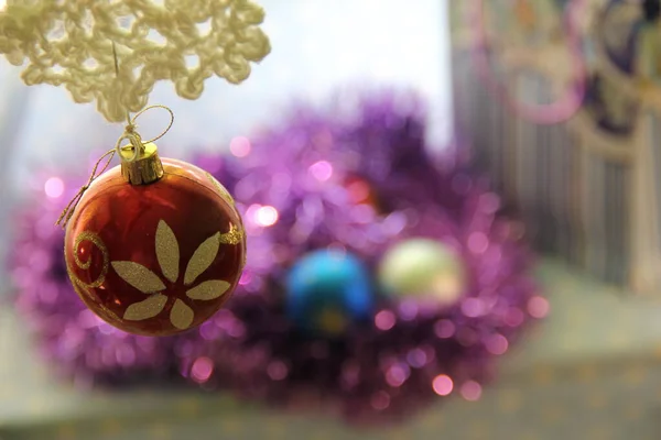 Piękna ozdoba świąteczna i noworoczne zabawki na niebieskim tle — Zdjęcie stockowe