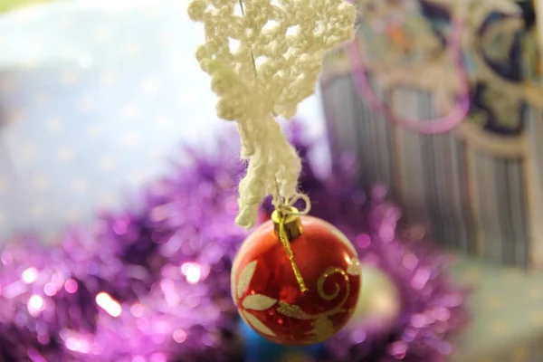 Hermosa decoración de Navidad y juguetes de Año Nuevo sobre un fondo azul —  Fotos de Stock