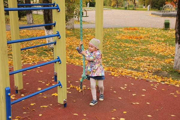 귀여운 행복 한 여자, 아이 놀이터에서 그네에 재미 — 스톡 사진