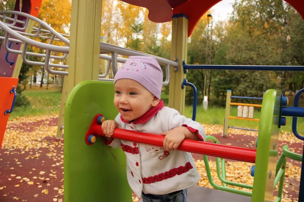 Niedliche glückliche Mädchen, Kinder, die Spaß auf Schaukeln auf dem Spielplatz — Stockfoto