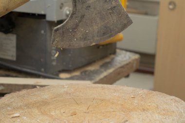 Balta kütüğe sıkıştı. Odun kesmek. Erkekler çalışır..