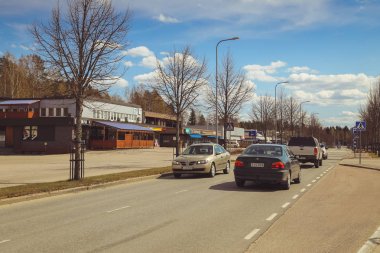 Juvaskyla, Finlandiya - mayıs 2019: Finlandiya'da küçük bir kasaba, yol kenarında bir kafe, yolda arabalar ve dükkanlar. Fin kasabasının yaz günü. kahve Yafa