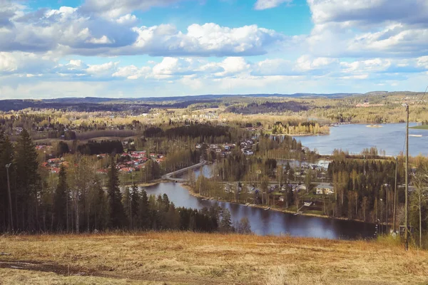 Прекрасный вид на горы к озерам, домам, березам и лесу. Финский пейзаж. Озера и долины. Карелия — стоковое фото