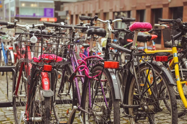 Finlandiya'nın Jyvaskyla şehrinde bisiklet park etme. farklı renklerde birçok bisiklet