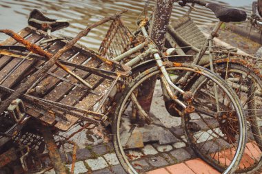 Porvoo, Finlandiya - Mayıs 2019: Eski paslı bisikletler Finlandiya'nın Porvoo şehrinde ki Bank nehri üzerinde terk edildi. paslı bisiklet demet