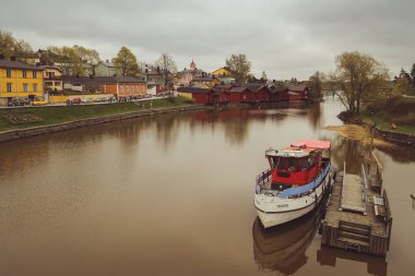 Porvoo, Finlandiya - Mayıs 2019: Ortaçağ köyünün arnavut kaldırımlı sokakları. nehir ve eski pas-kırmızı depoların doğal satır